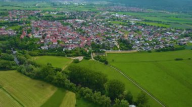 Almanya 'daki eski bir şehir merkezinin havadan görünüşü. Baharın güneşli bir gününde.