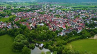 Almanya 'daki eski bir şehir merkezinin havadan görünüşü. Baharın güneşli bir gününde.