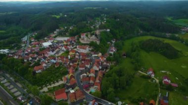 Almanya 'daki eski bir şehir merkezinin havadan görünüşü. Baharın güneşli bir gününde.