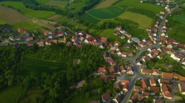 Almanya 'daki eski bir şehir merkezinin havadan görünüşü. Baharın güneşli bir gününde.