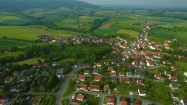 Almanya 'daki eski bir şehir merkezinin havadan görünüşü. Baharın güneşli bir gününde.