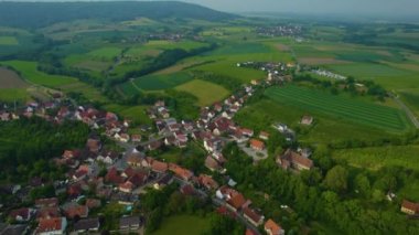 Almanya 'daki eski bir şehir merkezinin havadan görünüşü. Baharın güneşli bir gününde.