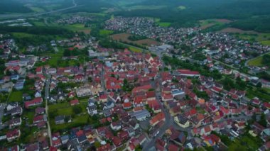 Almanya 'daki eski bir şehir merkezinin havadan görünüşü. Baharın güneşli bir gününde.