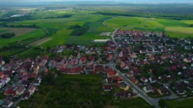 Almanya 'daki eski bir şehir merkezinin havadan görünüşü. Baharın güneşli bir gününde.