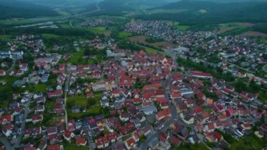 Almanya 'daki eski bir şehir merkezinin havadan görünüşü. Baharın güneşli bir gününde.