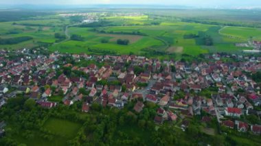 Almanya 'daki eski bir şehir merkezinin havadan görünüşü. Baharın güneşli bir gününde.