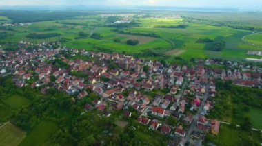Almanya 'daki eski bir şehir merkezinin havadan görünüşü. Baharın güneşli bir gününde.