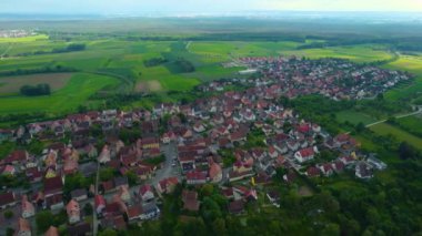 Almanya 'daki eski bir şehir merkezinin havadan görünüşü. Baharın güneşli bir gününde.