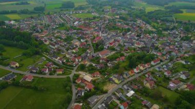 Almanya 'daki eski bir şehir merkezinin havadan görünüşü. Baharın güneşli bir gününde.
