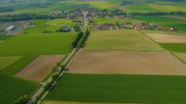 Almanya 'daki eski bir şehir merkezinin havadan görünüşü. Baharın güneşli bir gününde.