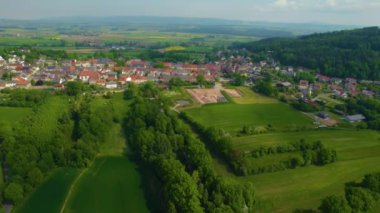 Almanya 'daki eski bir şehir merkezinin havadan görünüşü. Baharın güneşli bir gününde.
