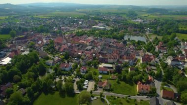 Almanya 'daki eski bir şehir merkezinin havadan görünüşü. Baharın güneşli bir gününde.