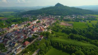 Almanya 'daki eski bir şehir merkezinin havadan görünüşü. Baharın güneşli bir gününde.