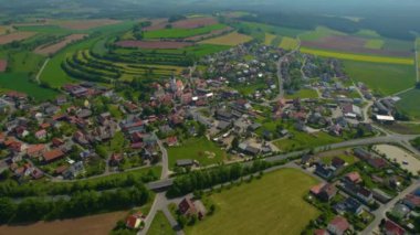 Almanya 'daki eski bir şehir merkezinin havadan görünüşü. Baharın güneşli bir gününde.