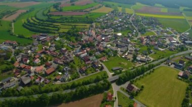 Almanya 'daki eski bir şehir merkezinin havadan görünüşü. Baharın güneşli bir gününde.