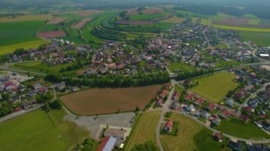 Almanya 'daki eski bir şehir merkezinin havadan görünüşü. Baharın güneşli bir gününde.