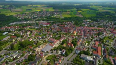 Almanya 'daki eski bir şehir merkezinin havadan görünüşü. Baharın güneşli bir gününde.