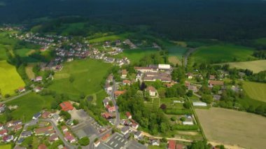 Almanya 'daki eski bir şehir merkezinin havadan görünüşü. Baharın güneşli bir gününde.