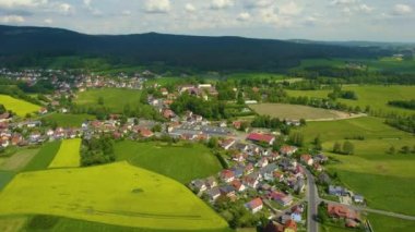 Almanya 'daki eski bir şehir merkezinin havadan görünüşü. Baharın güneşli bir gününde.