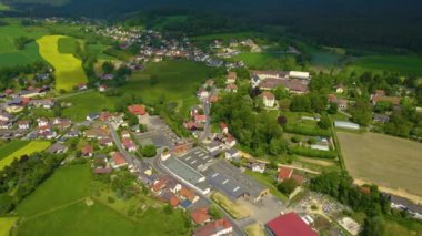 Almanya 'daki eski bir şehir merkezinin havadan görünüşü. Baharın güneşli bir gününde.