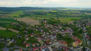 Almanya 'daki eski bir şehir merkezinin havadan görünüşü. Baharın güneşli bir gününde.