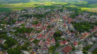 Almanya 'daki eski bir şehir merkezinin havadan görünüşü. Baharın güneşli bir gününde.
