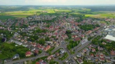 Almanya 'daki eski bir şehir merkezinin havadan görünüşü. Baharın güneşli bir gününde.