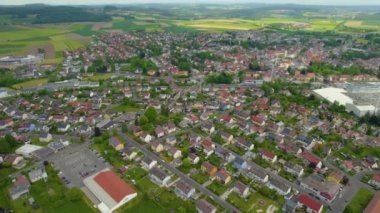 Almanya 'daki eski bir şehir merkezinin havadan görünüşü. Baharın güneşli bir gününde.