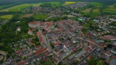 Almanya 'daki eski bir şehir merkezinin havadan görünüşü. Baharın güneşli bir gününde.