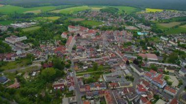 Almanya 'daki eski bir şehir merkezinin havadan görünüşü. Baharın güneşli bir gününde.