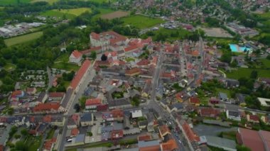 Almanya 'daki eski bir şehir merkezinin havadan görünüşü. Baharın güneşli bir gününde.