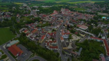 Almanya 'daki eski bir şehir merkezinin havadan görünüşü. Baharın güneşli bir gününde.