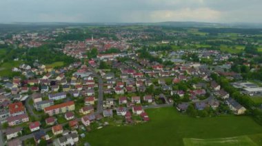 Almanya 'daki eski bir şehir merkezinin havadan görünüşü. Baharın güneşli bir gününde.
