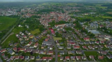 Almanya 'daki eski bir şehir merkezinin havadan görünüşü. Baharın güneşli bir gününde.