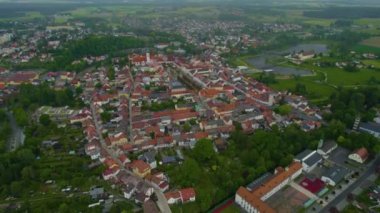 Almanya 'daki eski bir şehir merkezinin havadan görünüşü. Baharın güneşli bir gününde.