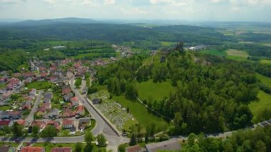 Almanya 'daki eski bir şehir merkezinin havadan görünüşü. Baharın güneşli bir gününde.