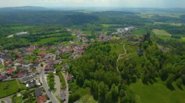 Almanya 'daki eski bir şehir merkezinin havadan görünüşü. Baharın güneşli bir gününde.
