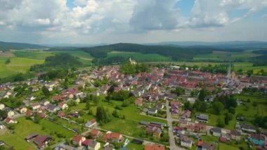 Almanya 'daki eski bir şehir merkezinin havadan görünüşü. Baharın güneşli bir gününde.