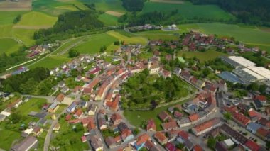 Almanya 'daki eski bir şehir merkezinin havadan görünüşü. Baharın güneşli bir gününde.
