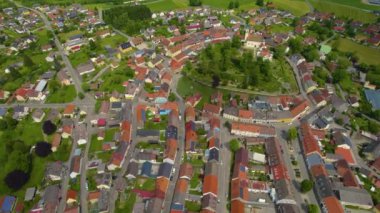 Almanya 'da bir şehrin havadan görünüşü. Baharın güneşli bir gününde.