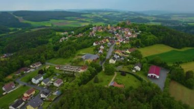 Almanya 'da bir şehrin havadan görünüşü. Baharın güneşli bir gününde.
