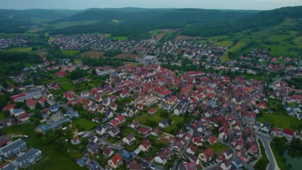 ドイツの古い町の中心部の空中ビュー 春の晴れた日には — ストック動画