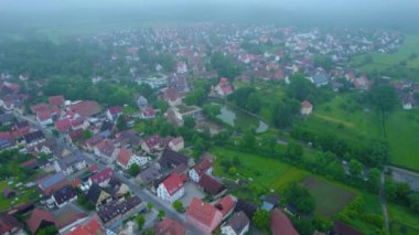 Almanya 'da bir şehrin havadan görünüşü. Baharın güneşli bir gününde.
