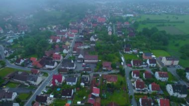 Almanya 'da bir şehrin havadan görünüşü. Baharın güneşli bir gününde.