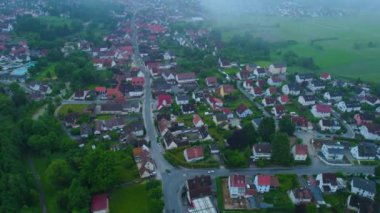 Almanya 'da bir şehrin havadan görünüşü. Baharın güneşli bir gününde.