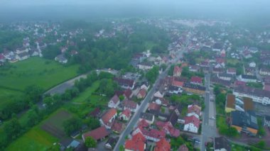 Almanya 'da bir şehrin havadan görünüşü. Baharın güneşli bir gününde.