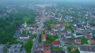 Almanya 'da bir şehrin havadan görünüşü. Baharın güneşli bir gününde.