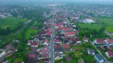 Almanya 'da bir şehrin havadan görünüşü. Baharın güneşli bir gününde.