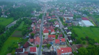 Almanya 'da bir şehrin havadan görünüşü. Baharın güneşli bir gününde.
