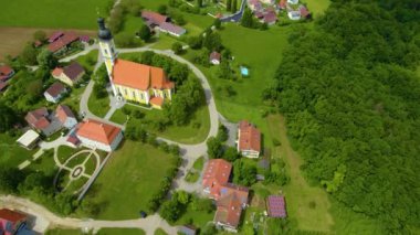 Almanya 'da bir şehrin havadan görünüşü. Baharın güneşli bir gününde.